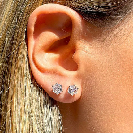 Solitaire stud earring